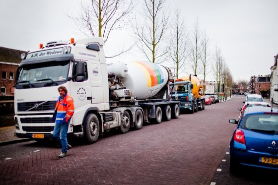 Hele dag lang betonauto's dwars door Weesp