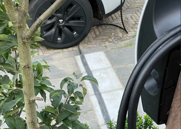 Betonnen kabelgoottegels bestellen, speciaal voor elektrische auto's