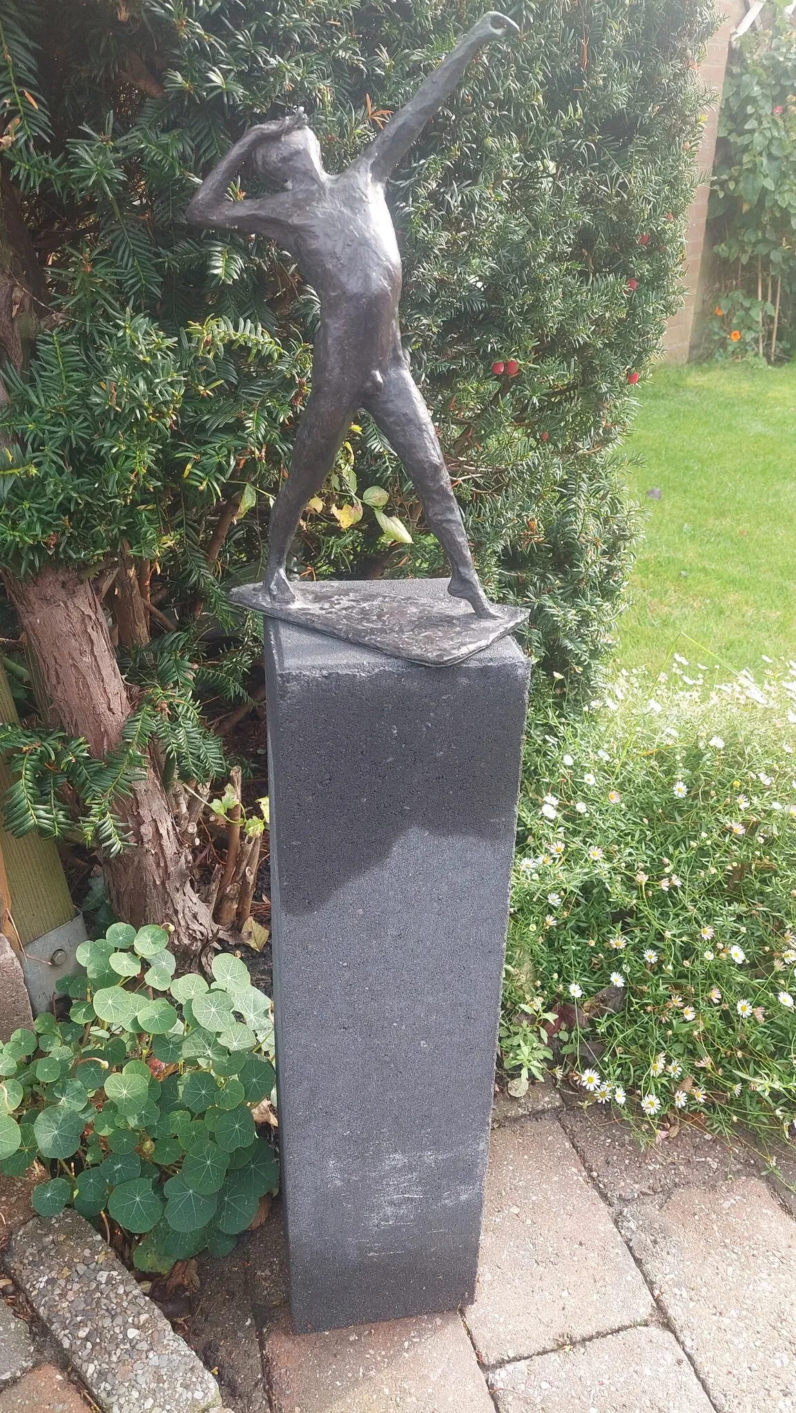 Betonnen kunstwerk voetstukken en sokkels voor binnen- en buitenkunst