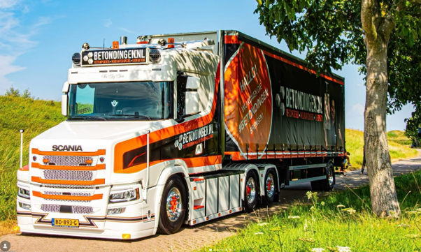 Betondingen trucks door het heuvellandschap van Zuid-Limburg