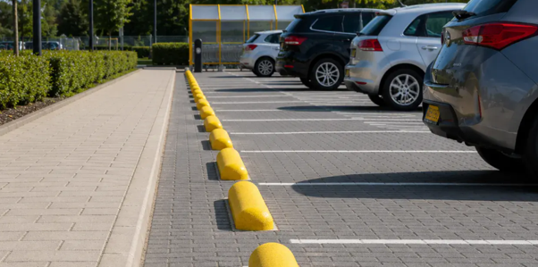 Gele betonnen stootbanden voor veilig parkeren tijdens donkere dagen