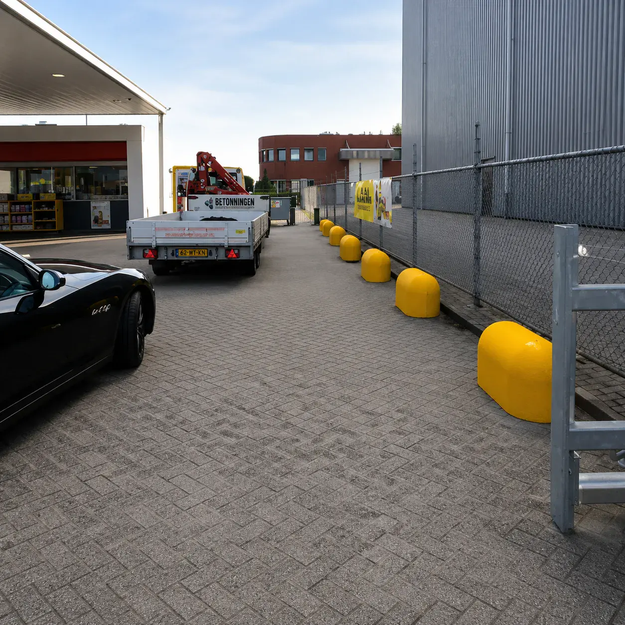 Verhoog de veiligheid op jouw terrein met gele betonnen aanrijdbeveiliging