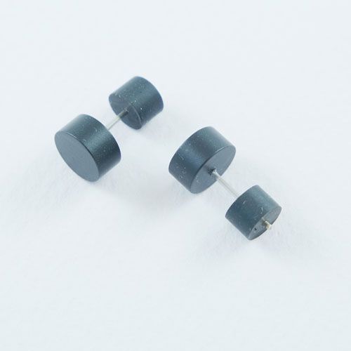 LAVI Black Ear Studs 8,5mm