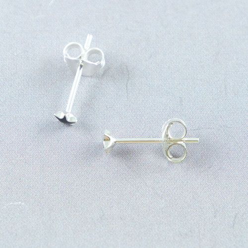 LAVI Tiny Onyx Star Ear Studs