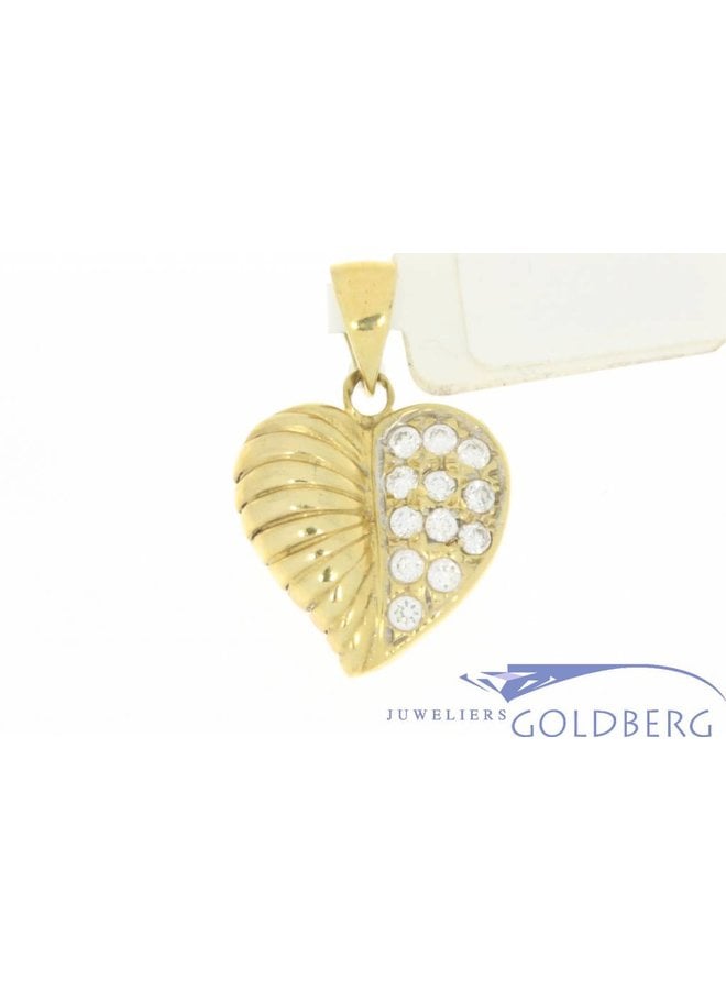 Vintage 14 carat gold heart-shaped pendant with leaf adornment and zirconia