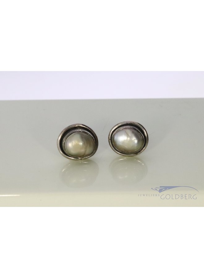 Rabinovich oxidized ear studs with cream pearl