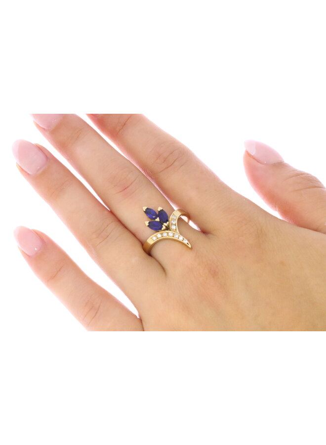 18k gold vintage ring with diamond and sapphire