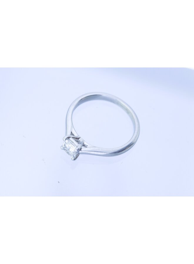 Platina solitair ring met 0.52ct prinses geslepen diamant