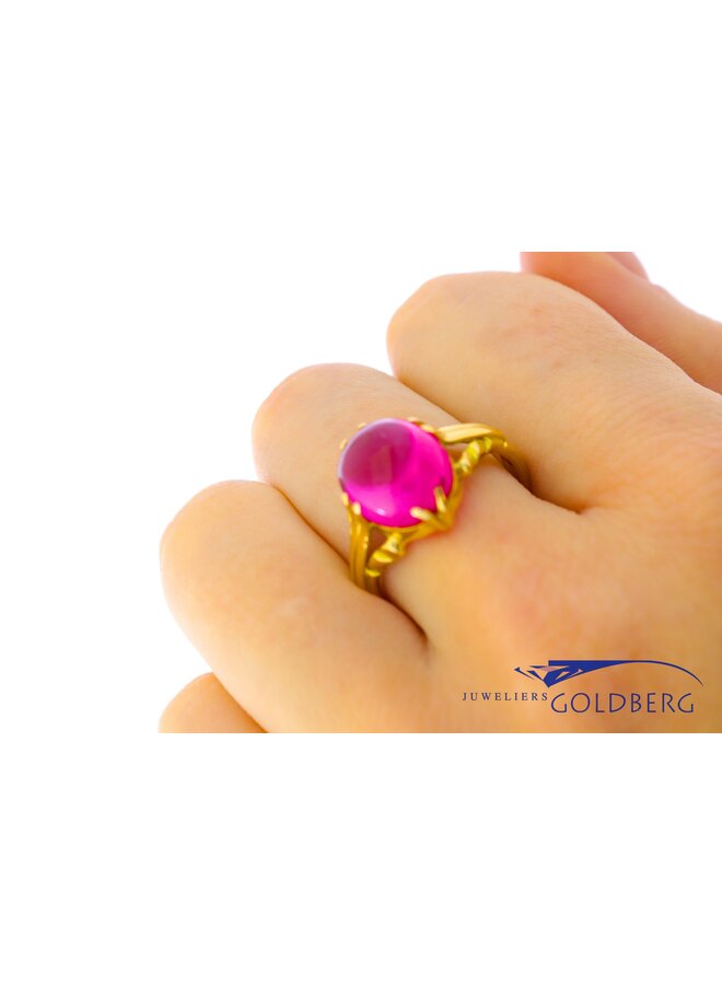 Vintage 18 carat gold ring with synthetic spinel