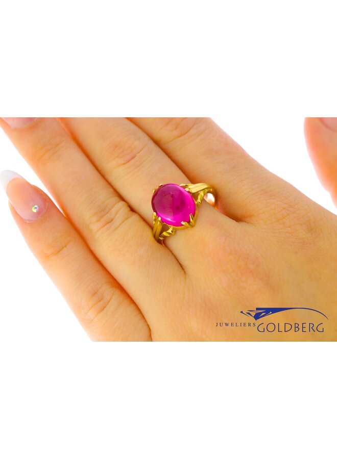 Vintage 18 carat gold ring with synthetic spinel