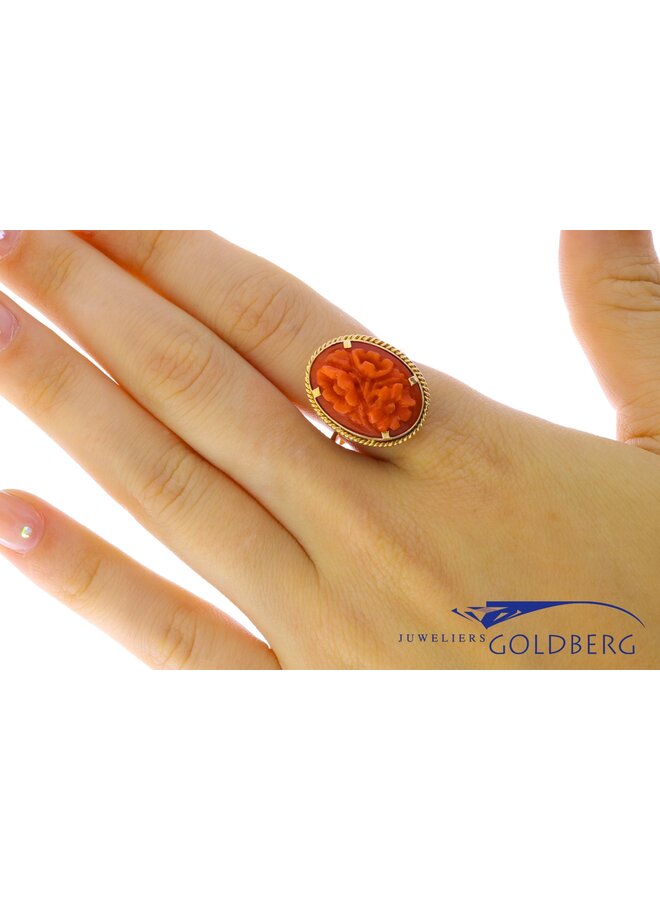 18k gold vintage ring with red coral