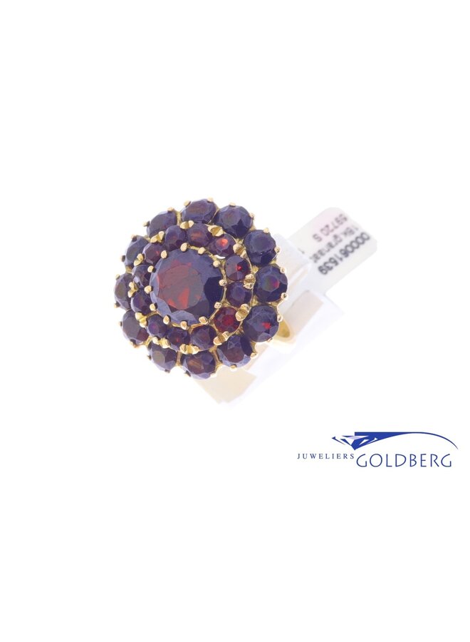18 kt golden vintage ring garnet with 25 stones