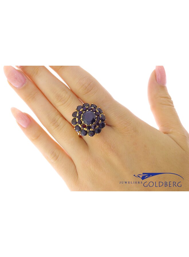 18 kt golden vintage ring garnet with 25 stones