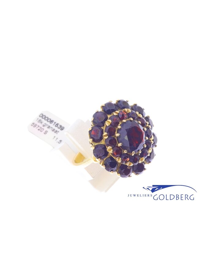 18 kt golden vintage ring garnet with 25 stones