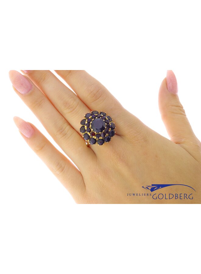 18 kt golden vintage ring garnet with 25 stones