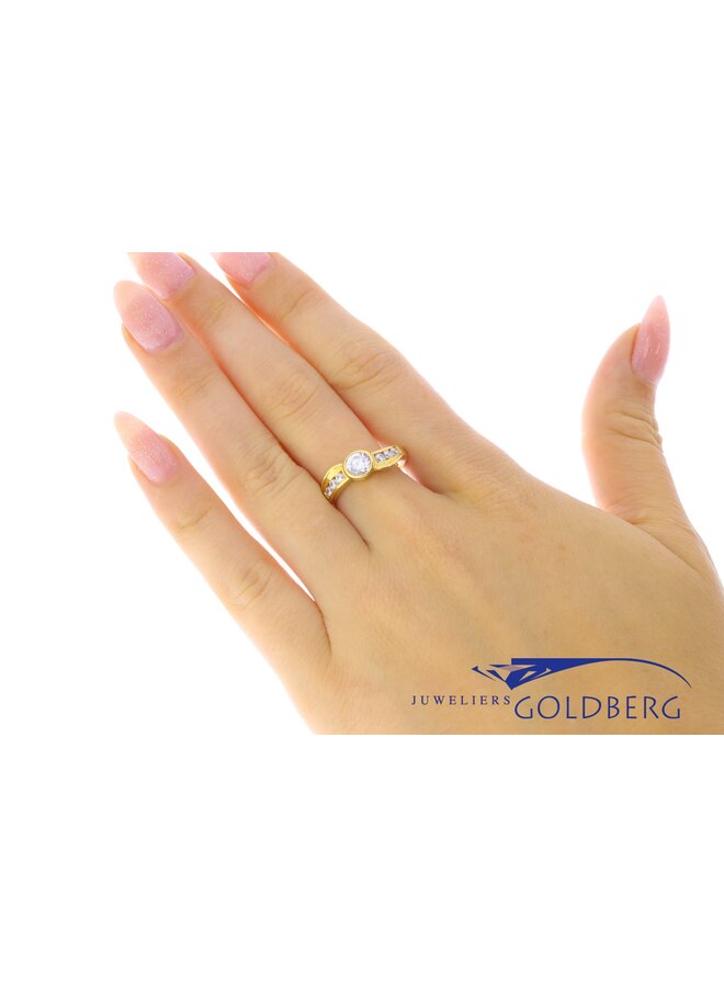 Vintage 18k gold wave shaped ring with 7 zirconia's
