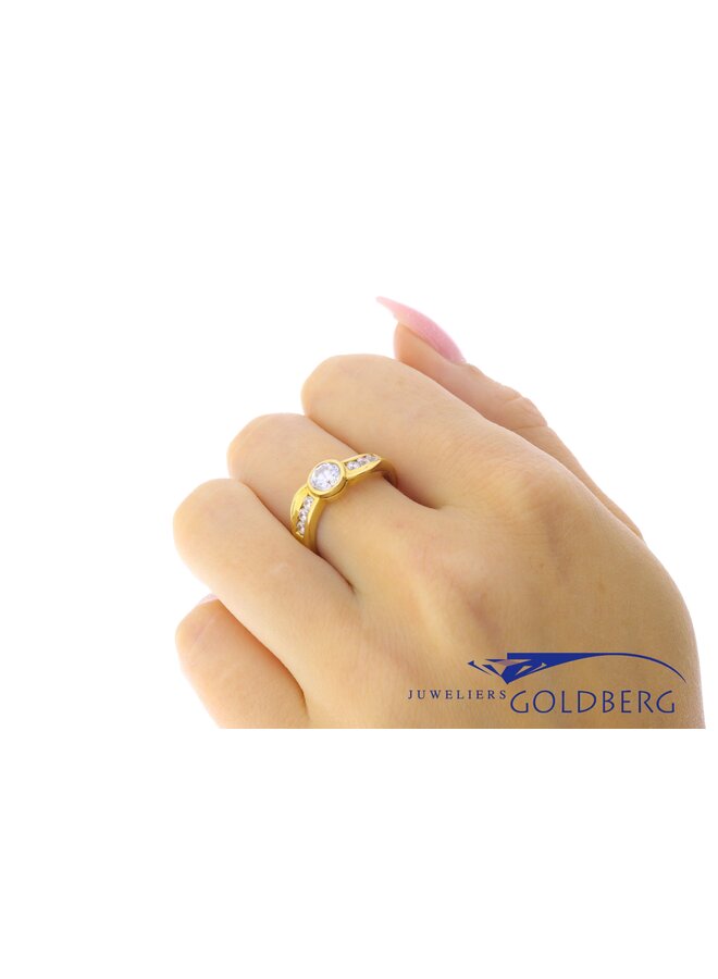 Vintage 18k gold wave shaped ring with 7 zirconia's