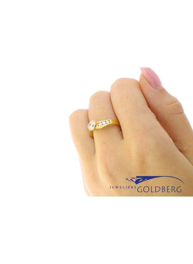 Vintage 18k gold wave shaped ring with 7 zirconia's