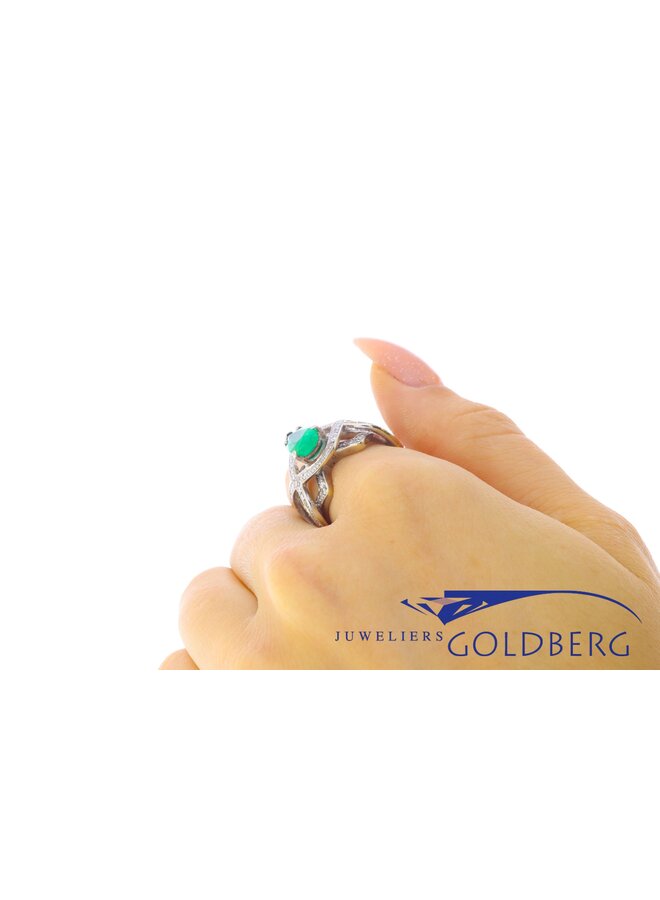 witgouden ring met met 2.30ct smaragd peer en 0.91ct briljant