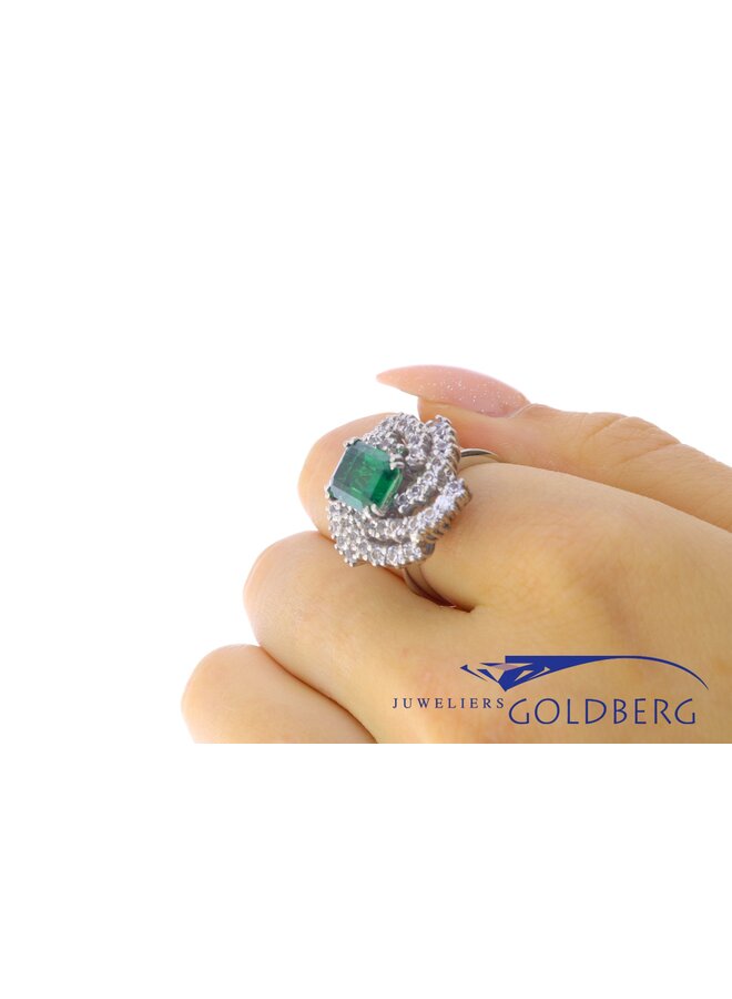 Uitbundige 18k witgouden ring met smaragd en diamant