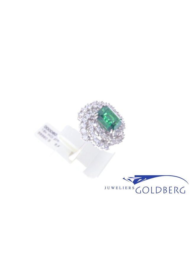 Uitbundige 18k witgouden ring met smaragd en diamant