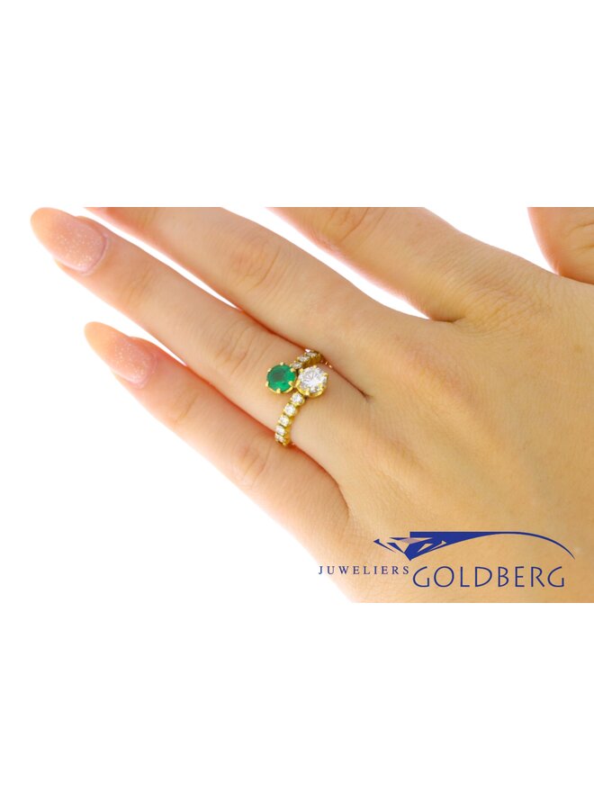 Antieke 18k gouden ring met smaragd en ca. 0.80ct briljant geslepen diamant