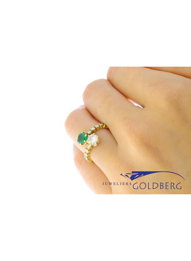 Antieke 18k gouden ring met smaragd en ca. 0.80ct briljant geslepen diamant