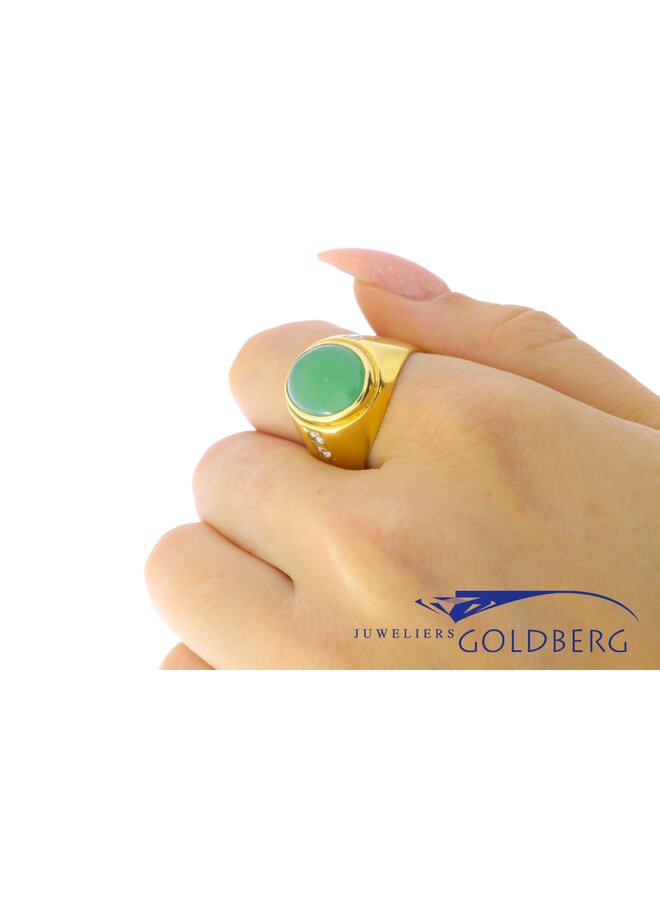 Robust vintage 18 carat gold men's ring with jade and approx. 0.15ct brilliant cut diamond