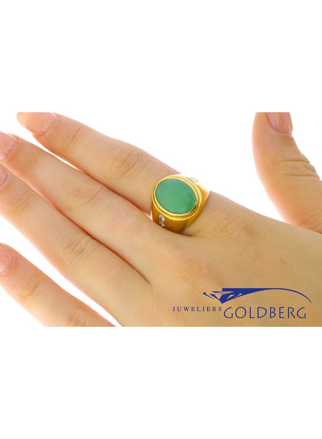 Robuuste vintage 18k gouden herenring met jade en ca. 0.15ct briljant geslepen diamant