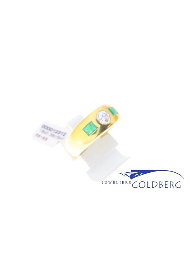 Robuuste 18k gouden ring met smaragd en ca. 0.38ct briljant geslepen diamant