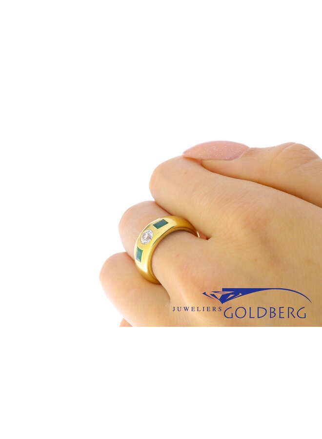 Robuuste 18k gouden ring met smaragd en ca. 0.38ct briljant geslepen diamant