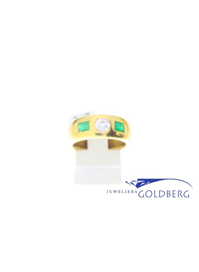 Robuuste 18k gouden ring met smaragd en ca. 0.38ct briljant geslepen diamant