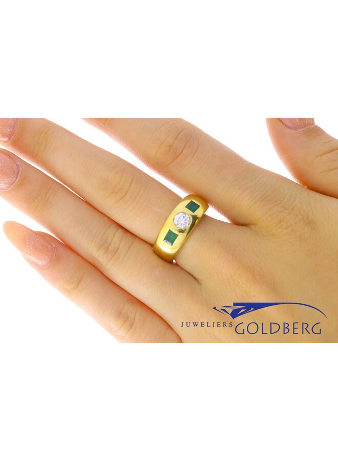 Robust 18 carat gold ring with emerald and approx. 0.38ct brilliant cut diamond