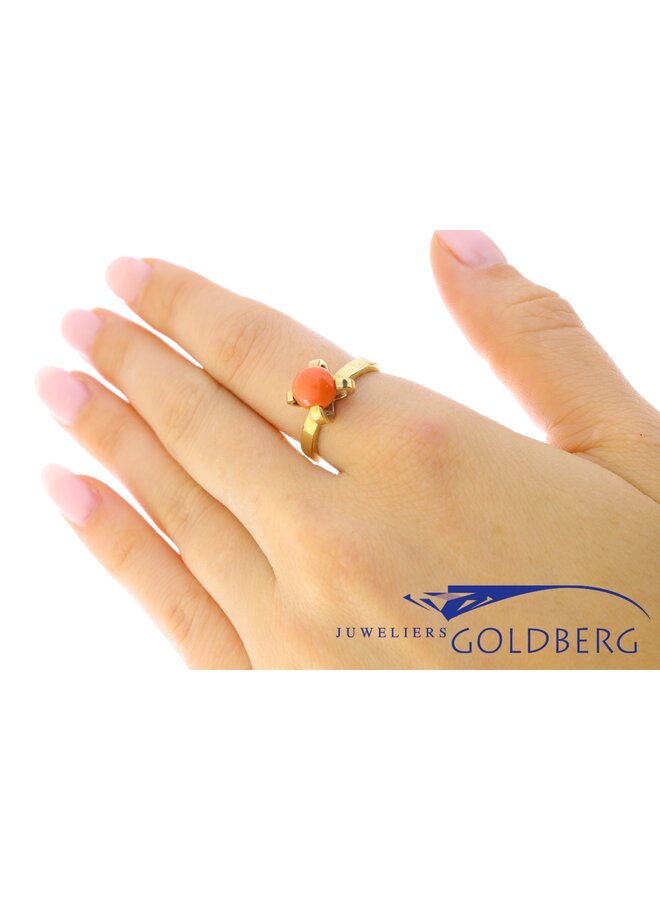 14k vintage gouden solitair ring met ronde bloedkoraal