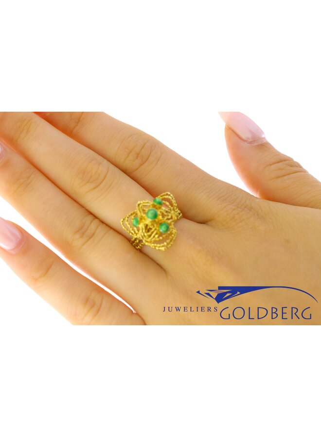 18k filigrain ring met groene emaille bolletjes.