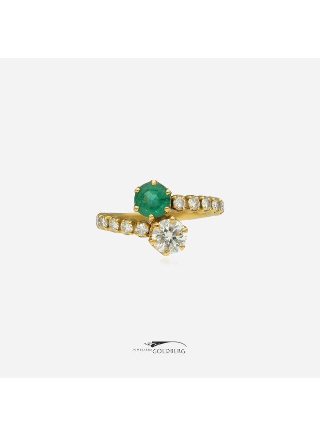 18k gold vintage ring with emerald and diamond