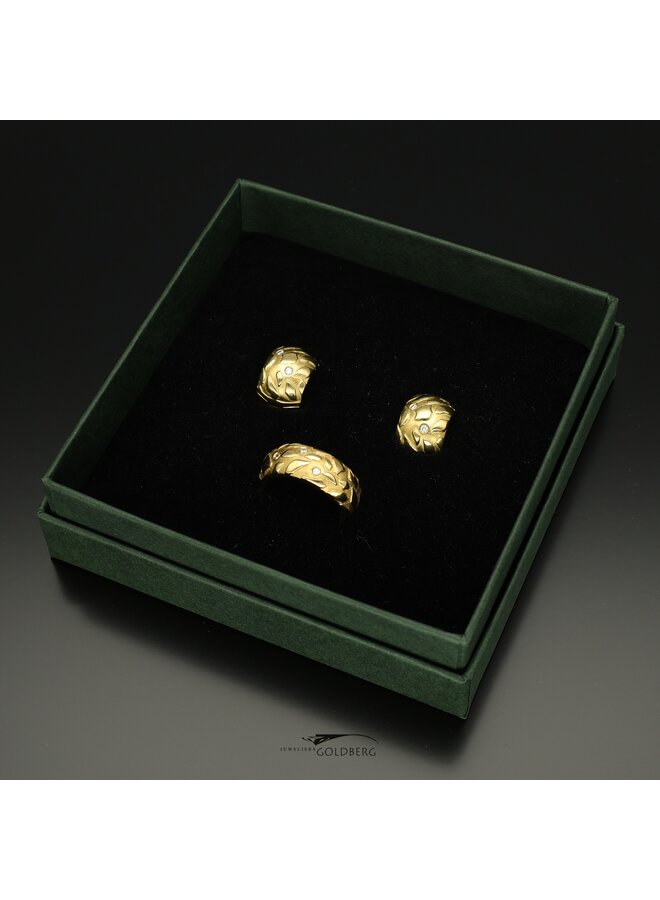 18k gold vintage hoop earrings with diamond (approx. 0.09ct)