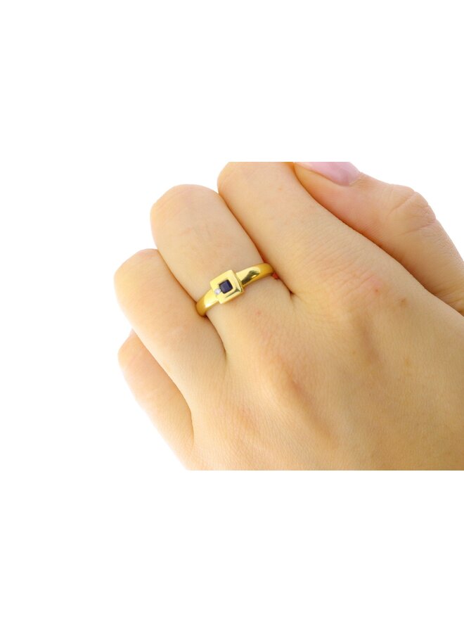 18k ring with princess-cut sapphire and small diamond