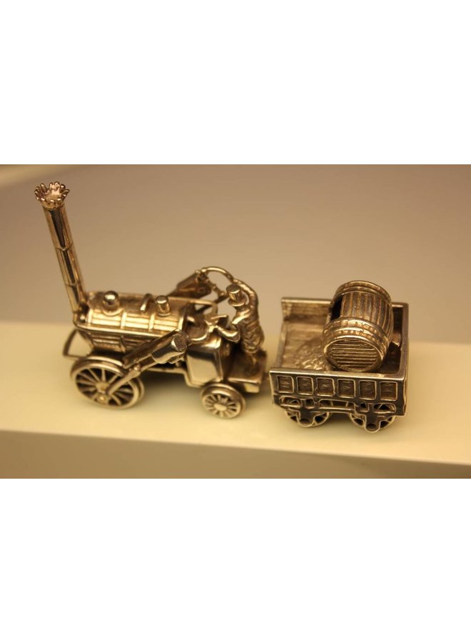 Zilveren miniatuur locomotief met kolen wagon