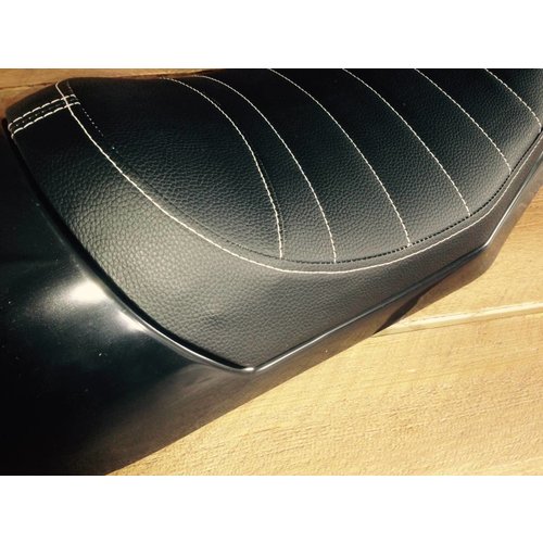 C.Racer Selle noire Tuck N' Roll Triumph Bonneville 2008 avec assise 52