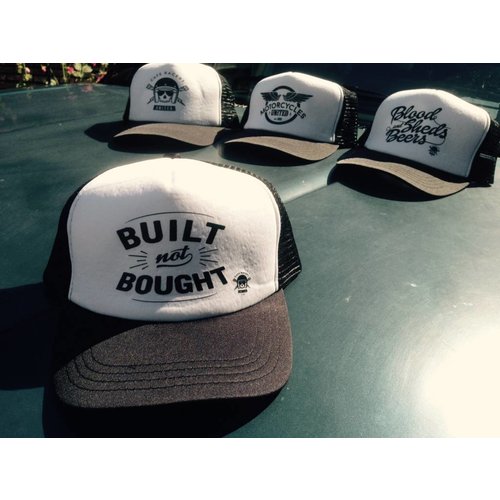 MCU Casquettes noires et blanches