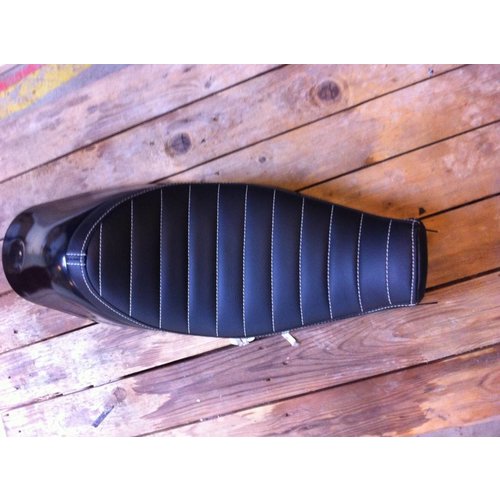 C.Racer Selle noire Sportster Tracker Tuck 'N Roll 49