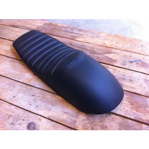 Selle noire Café Racer Tuck 'N Roll 96