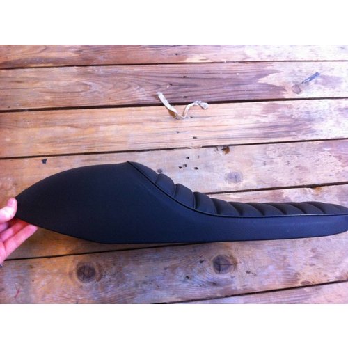 Selle noire Café Racer Tuck 'N Roll 96