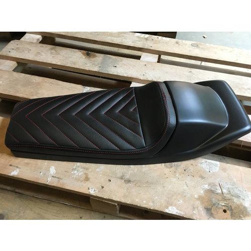 C.Racer Selle noire / rouge vintage Flat Tracker "V For Vendetta" 21