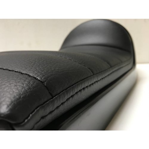 C.Racer Selle noire Café Racer "Imola" Tuck 'N Roll Type 6