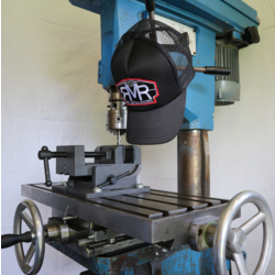 CASQUETTE DE CAMIONNEUR EN MAILLE NOIRE AVEC LOGO EN COULEUR