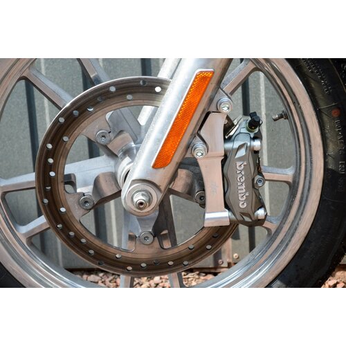 Dixerparts Upgrades Remklauw Adapter Beugel Brembo-100mm voor Harley Davidson Dyna ('06-'17) | Links