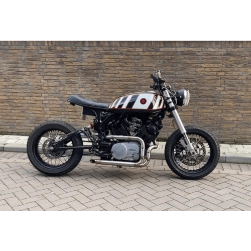 MAD Exhaust Yamaha XV Virago Slashcut-Auspuff mit einem Gebäudeschalldämpfer