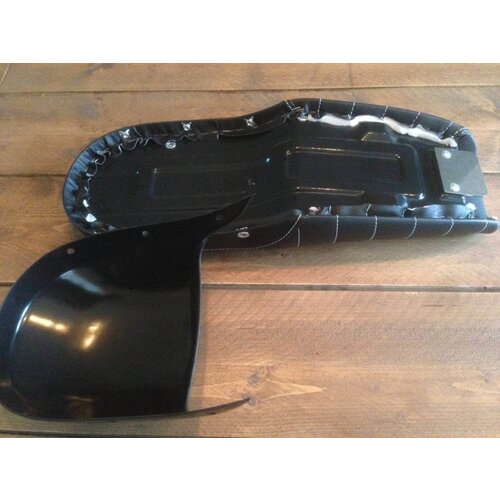 C.Racer Selle noire CX500 Tuck 'N Roll 82